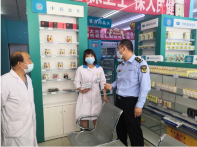 筑牢校園安全防線 甘肅省榆中縣市場監(jiān)管局開展學(xué)校周邊藥械安全專項(xiàng)檢查